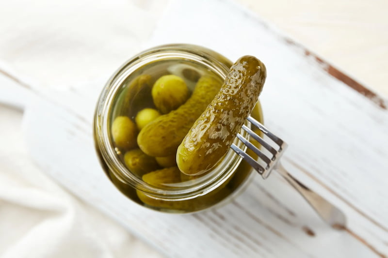 خیارشور خانگی ترد و خوشمزه تهیه شده از خیار تازه